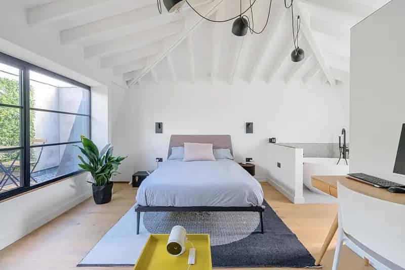 Four Bedroom End Terrace House with Stunning Kitchen and Private Garden