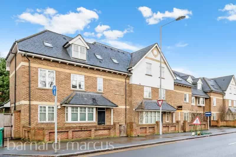 First Floor 2 Double Bedroom Apartment Richmond Park Views