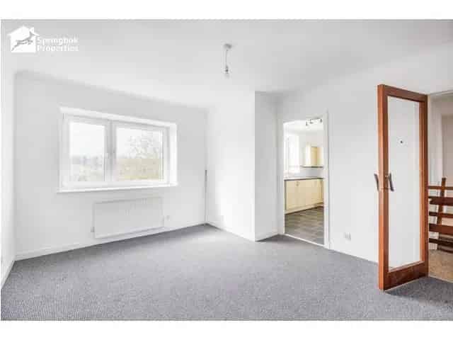 2 Bed Flat for Sale Top Floor Garden Excellent Views