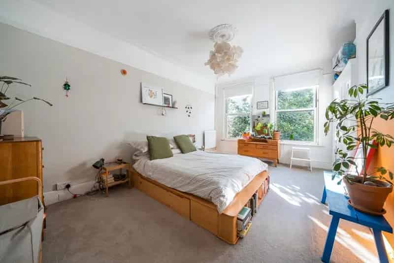Spacious 2-Bed Top Floor Garden Flat Near Bellingham Station