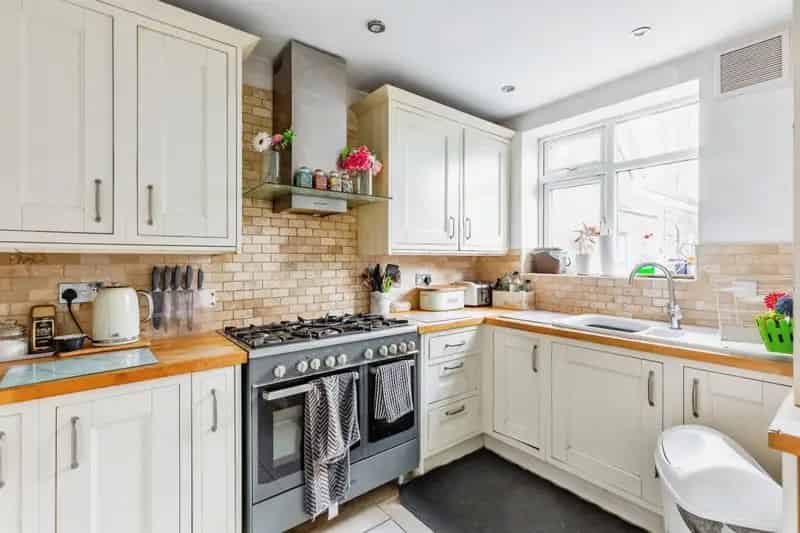 Five Bedroom Family Home with Garden and Off-Street Parking