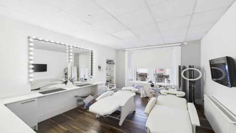 Six Room Salon in Denny Town Center for Sale