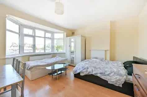2 Bedroom Flat 64m² London Dine-in Kitchen Parking