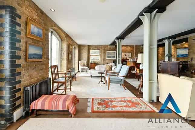 Limehouse Apartment with River Views and Excellent Transport Links