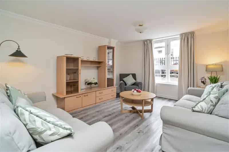 2 Bed Flat Duplex in Edinburghs New Town Allocated Parking