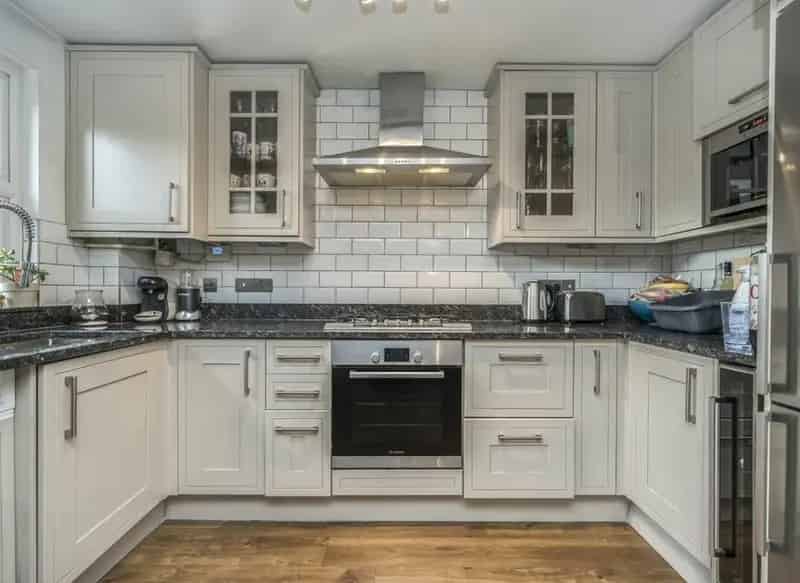 Large 2 Bed Garden Property Near Victoria Park