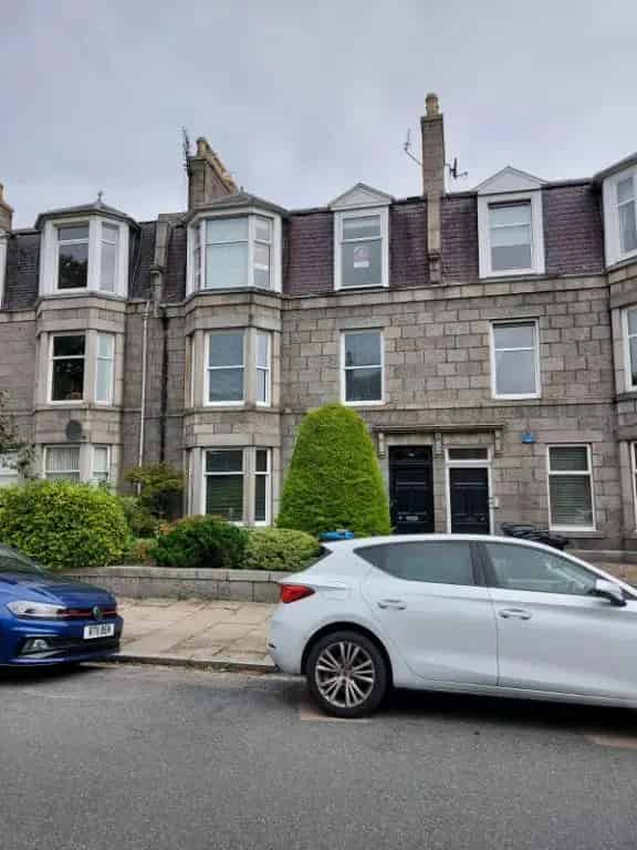 2 Bedroom Flat to Rent Top Floor with Attic