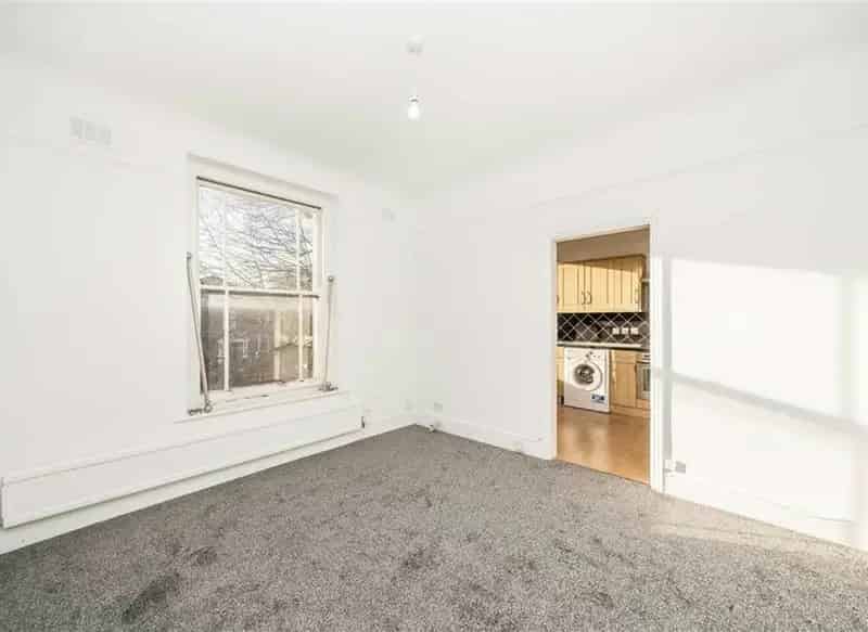 One Double Bedroom Flat - Newly Redecorated