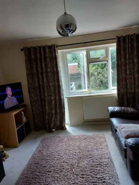 Flat For Rent in Gravesham, England