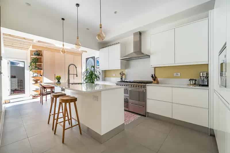 2 Bedroom Flat for Sale in Tooting Common