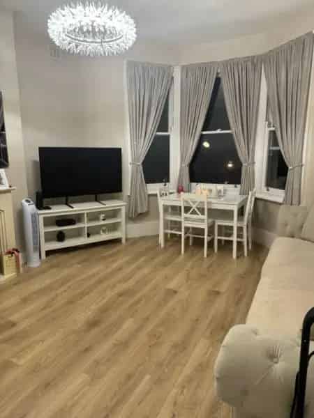 Spacious 3 Bedroom House Newly Decorated High Ceilings Bay Windows