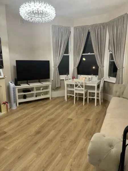 Spacious 3 Bedroom House Newly Decorated High Ceilings Bay Windows