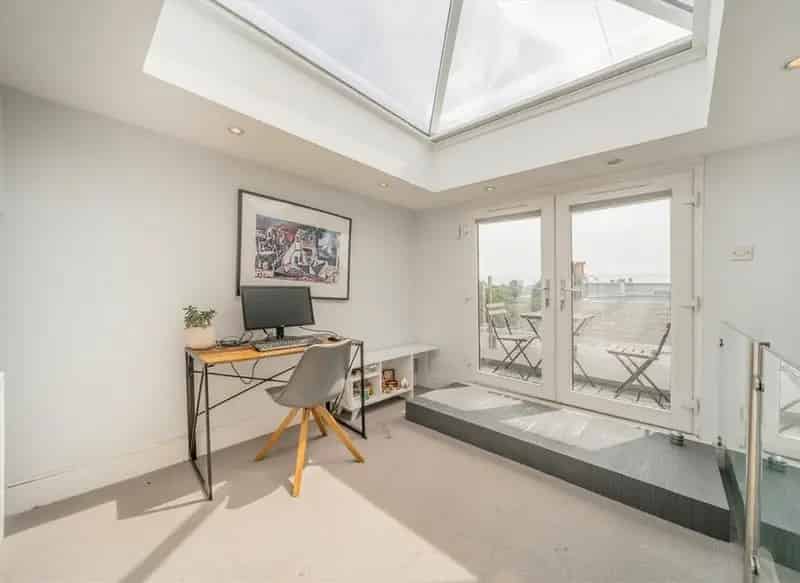 Spacious 2-Bedroom Victorian Flat with Private Balcony
