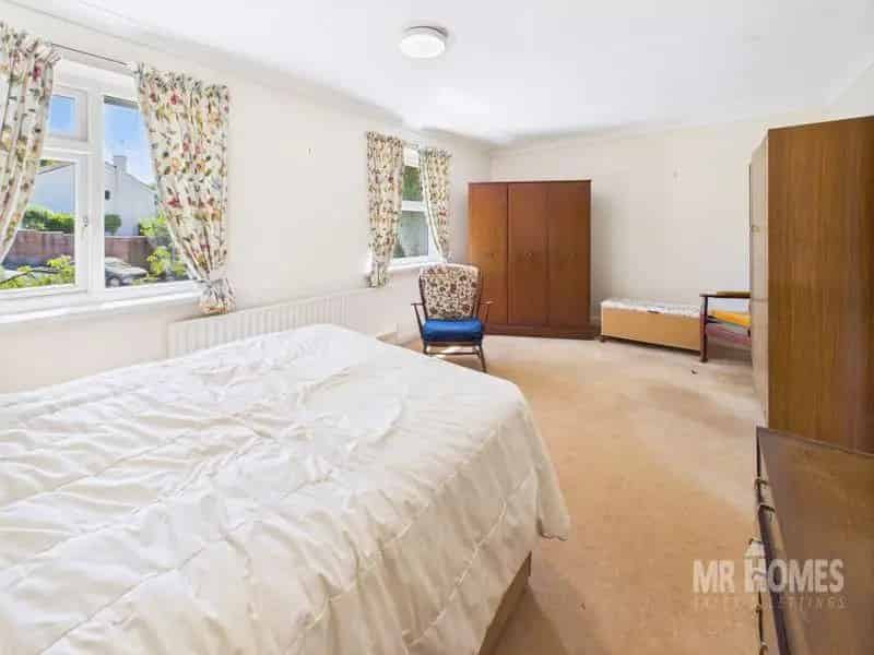 2 Bed House for Sale No Chain Garage Parking South Facing Garden
