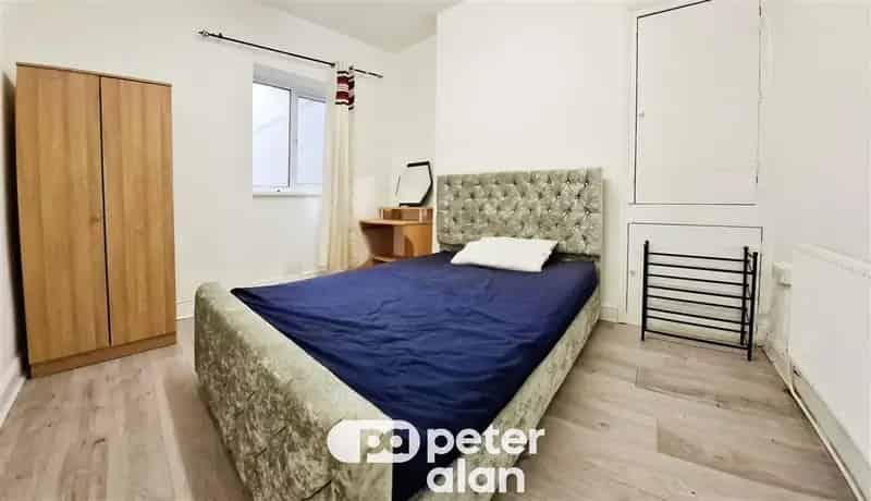 2 Bedroom Furnished Apartment Near Swansea City Centre
