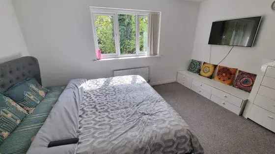 3 Bedroom House Manchester 62m² Private Garden Parking Ensuite