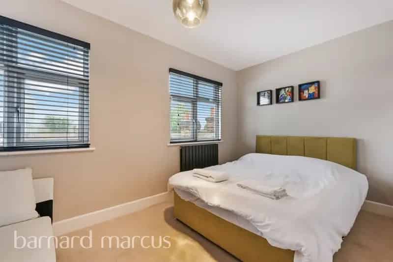 Spacious 3-Bedroom Flat South Ealing 1000 sq ft Private Garden