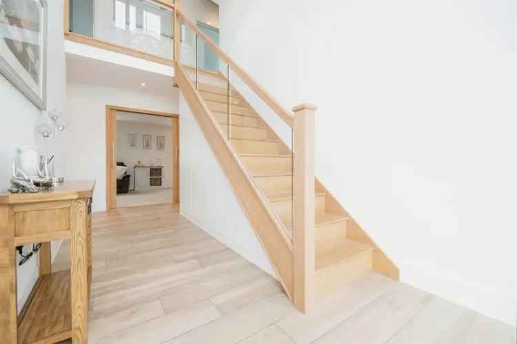 5 Bed Family Home with Open Plan Kitchen Diner and Large Garden