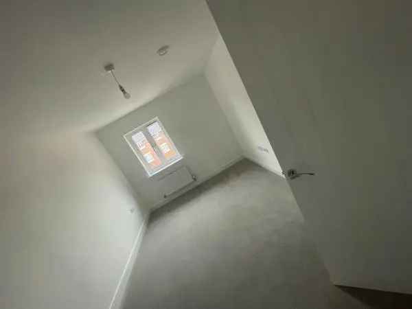 Flat For Rent in Crawley, England