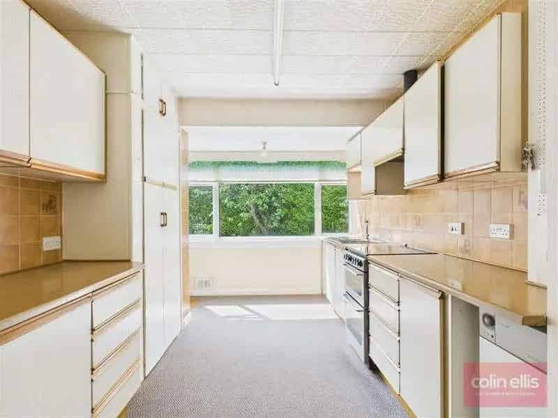 2 Bed Flat for Sale - Freehold First Floor Flat