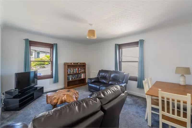 2 Bed Flat First Floor with 1 Reception Room