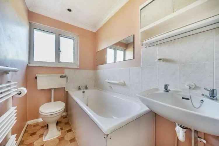 3/4 Bed Family Home For Sale Detached Garage Off Street Parking