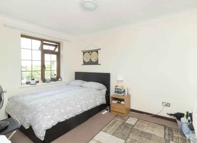 Two Bedroom Flat Near Transport Links