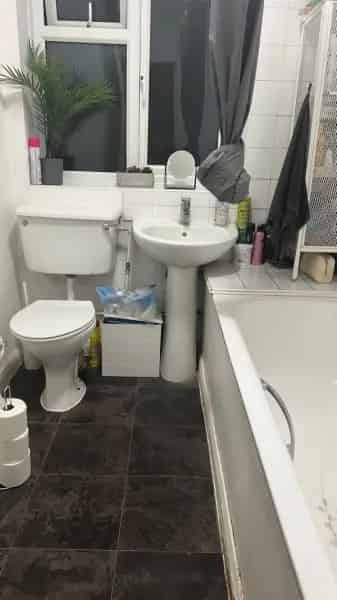 2 Bed Flat Near Collierswood Station