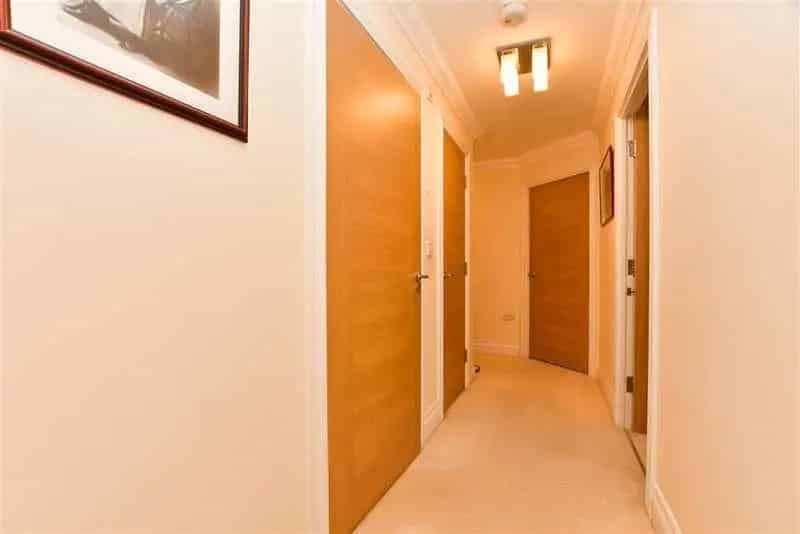 2 Bed Flat for Sale - Gated Block - Allocated Parking