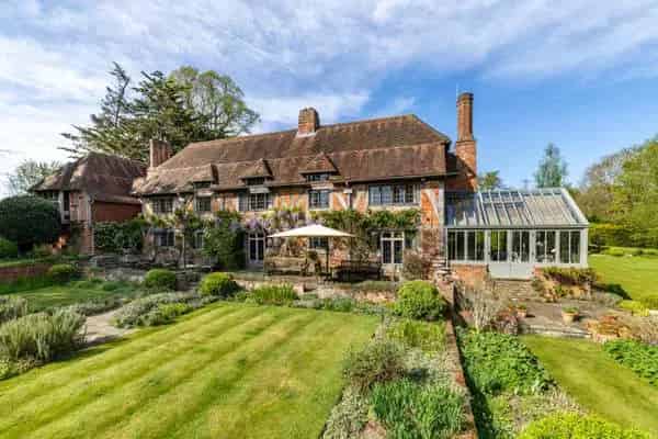 5 Bedroom Home with 4 Acres of Gardens and Tennis Court