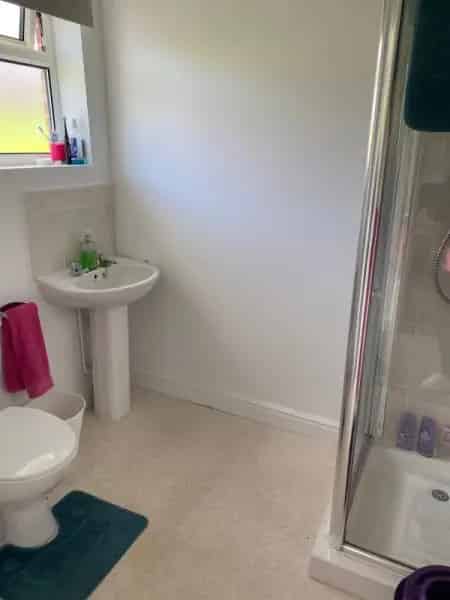 Large Double Bedroom House Near Schools and Shops