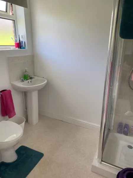 Large Double Bedroom House Near Schools and Shops