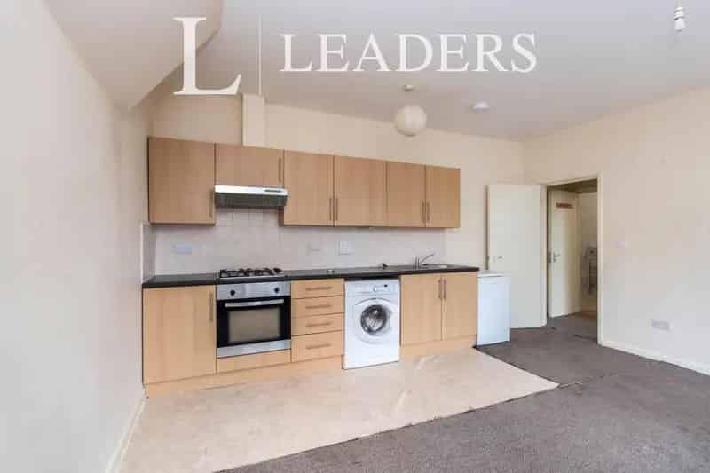 1 Bedroom Flat Near Amenities and Transport Links