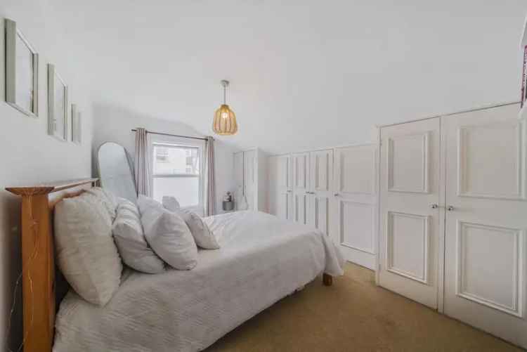 Spacious 2-Bedroom Period Conversion Flat near Clapham Junction