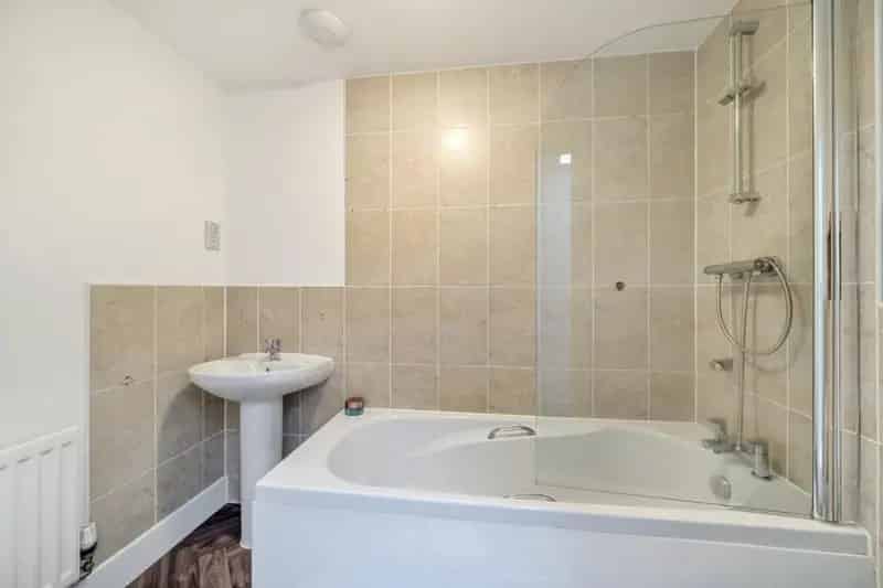 2 Bed Coach House For Sale - Garage - 2 Bathrooms - No Chain