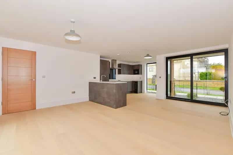2-Bed Sea View Apartment Broadstairs Private Garden Parking
