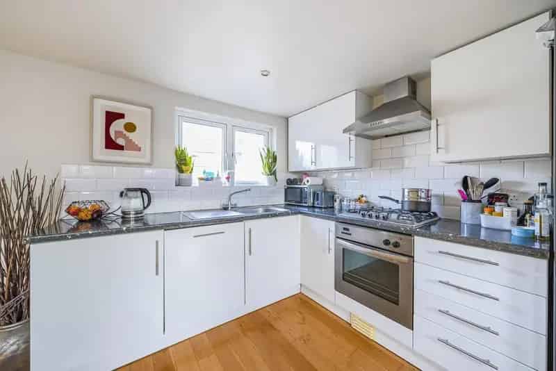 3-Bedroom Split Level Flat near Battersea Park