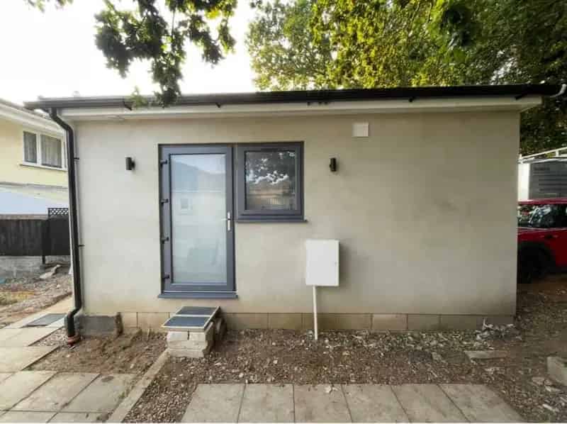 Recently Renovated Annexe Modern Kitchen Open Plan Living 12 Month Tenancy