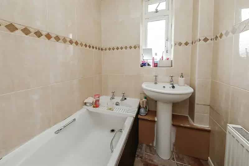 3 Bed Semi-Detached House with Conservatory and Garden