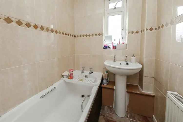3 Bed Semi-Detached House with Conservatory and Garden