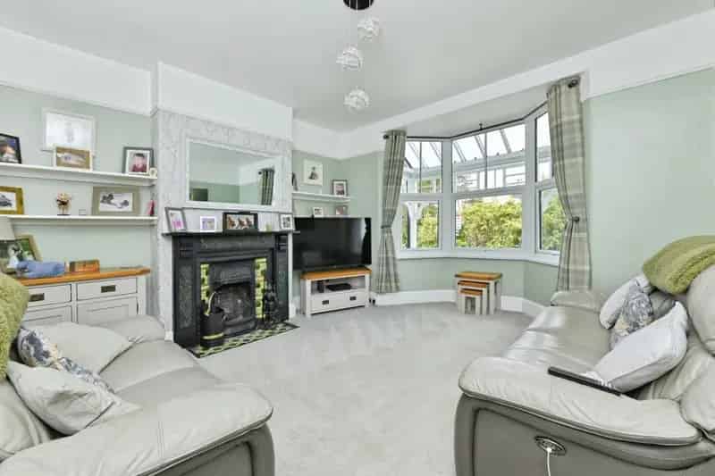 3-4 Bedroom Period Property with Modern Kitchen and Garden
