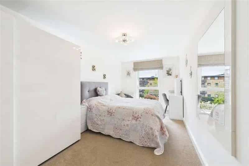2 Bed Flat for Sale Three Bridges