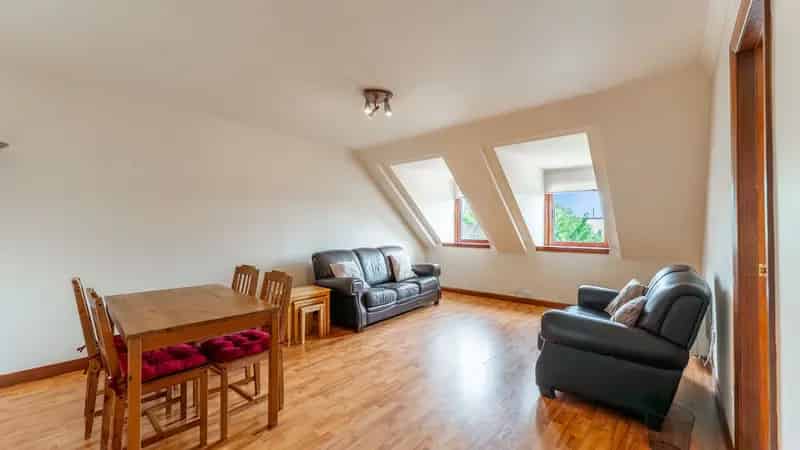 Modern 2nd Floor Flat in Burnside Court