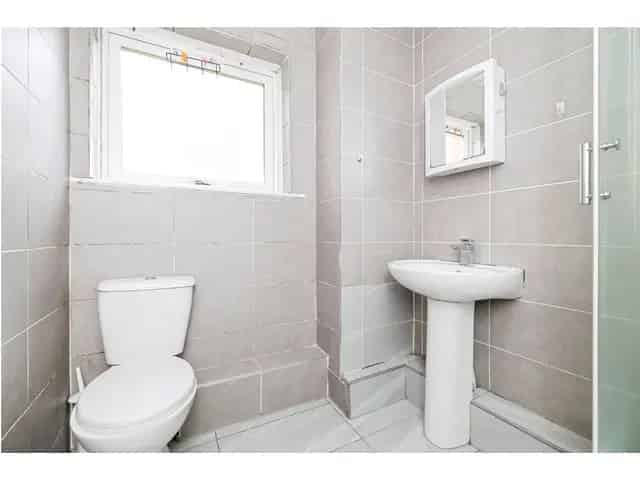 2 Bedroom Flat for Sale in Leith near Tram