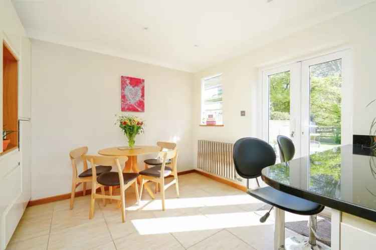 5 Bedroom Family Home with Large Garden and Ample Living Space