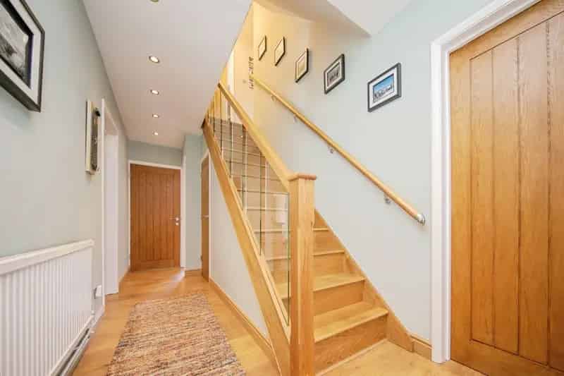 5 Bedroom Detached Family Home with Driveway Parking and Large Garden