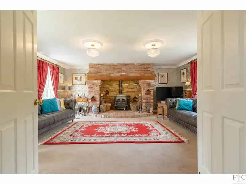 5 6 Bedroom Detached House with Equestrian Facilities Leicestershire