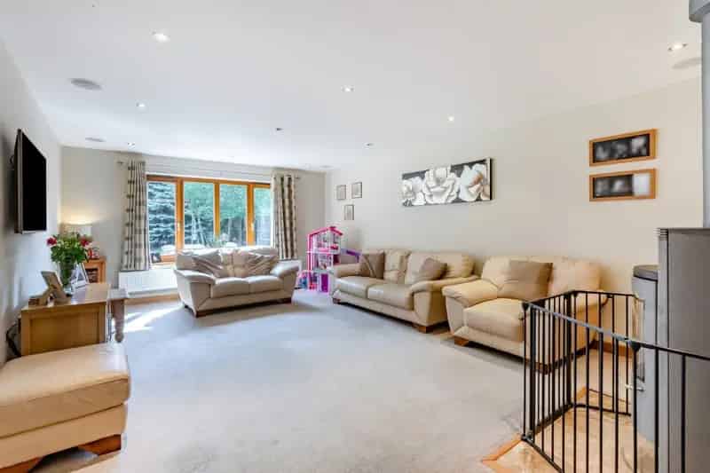 Executive Timber Clad House 4 Beds 2000 sq ft Detached Garage