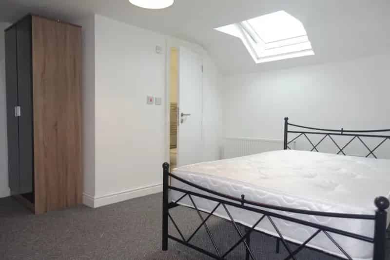 6 bedroom House
 To Let