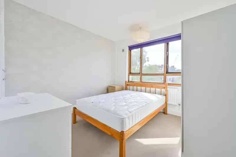 2-Bed Flat near Kings Cross Station - Peaceful Top Floor Apartment